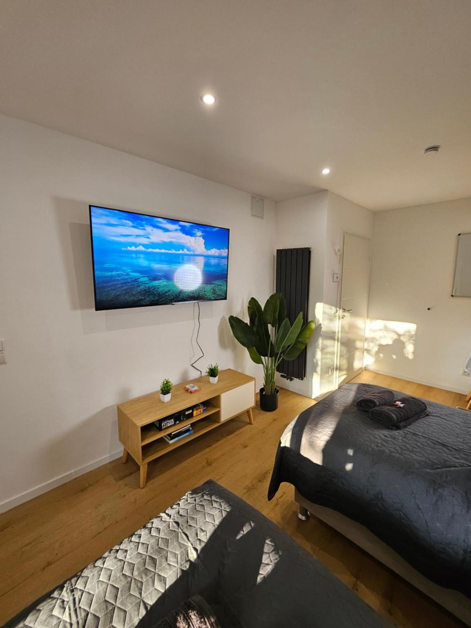 Modern Homes - Voll Ausgestatte Wohnung - Balkon - Hotelbetten - 4K Tv - Wlan Moers Luaran gambar