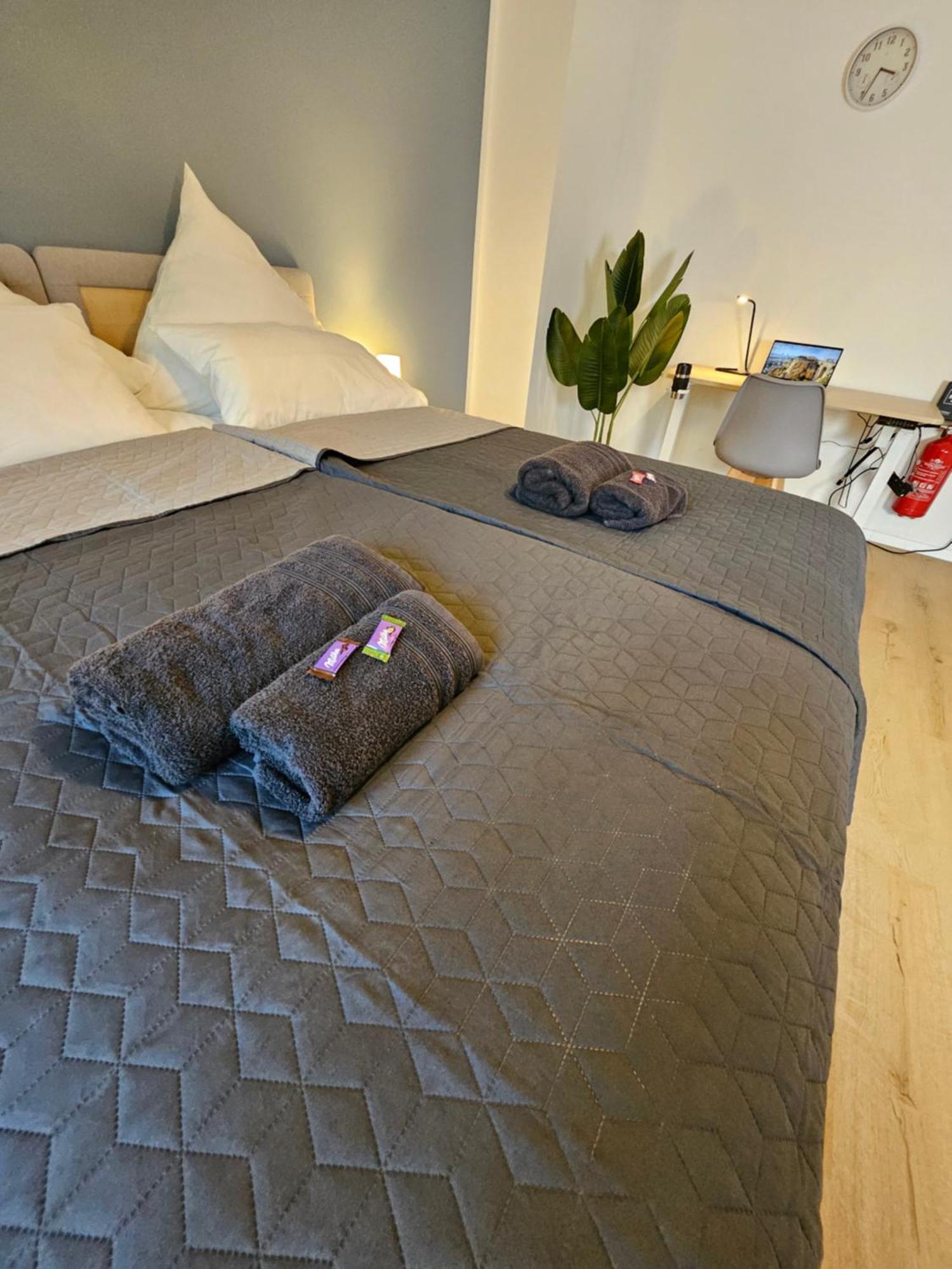 Modern Homes - Voll Ausgestatte Wohnung - Balkon - Hotelbetten - 4K Tv - Wlan Moers Luaran gambar