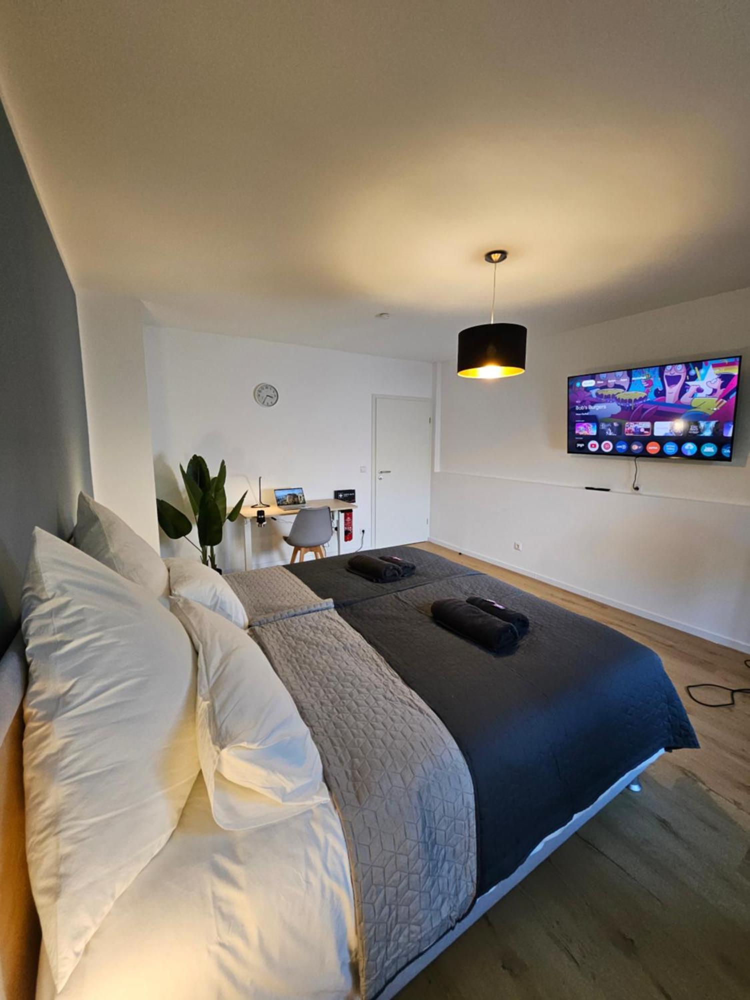 Modern Homes - Voll Ausgestatte Wohnung - Balkon - Hotelbetten - 4K Tv - Wlan Moers Luaran gambar