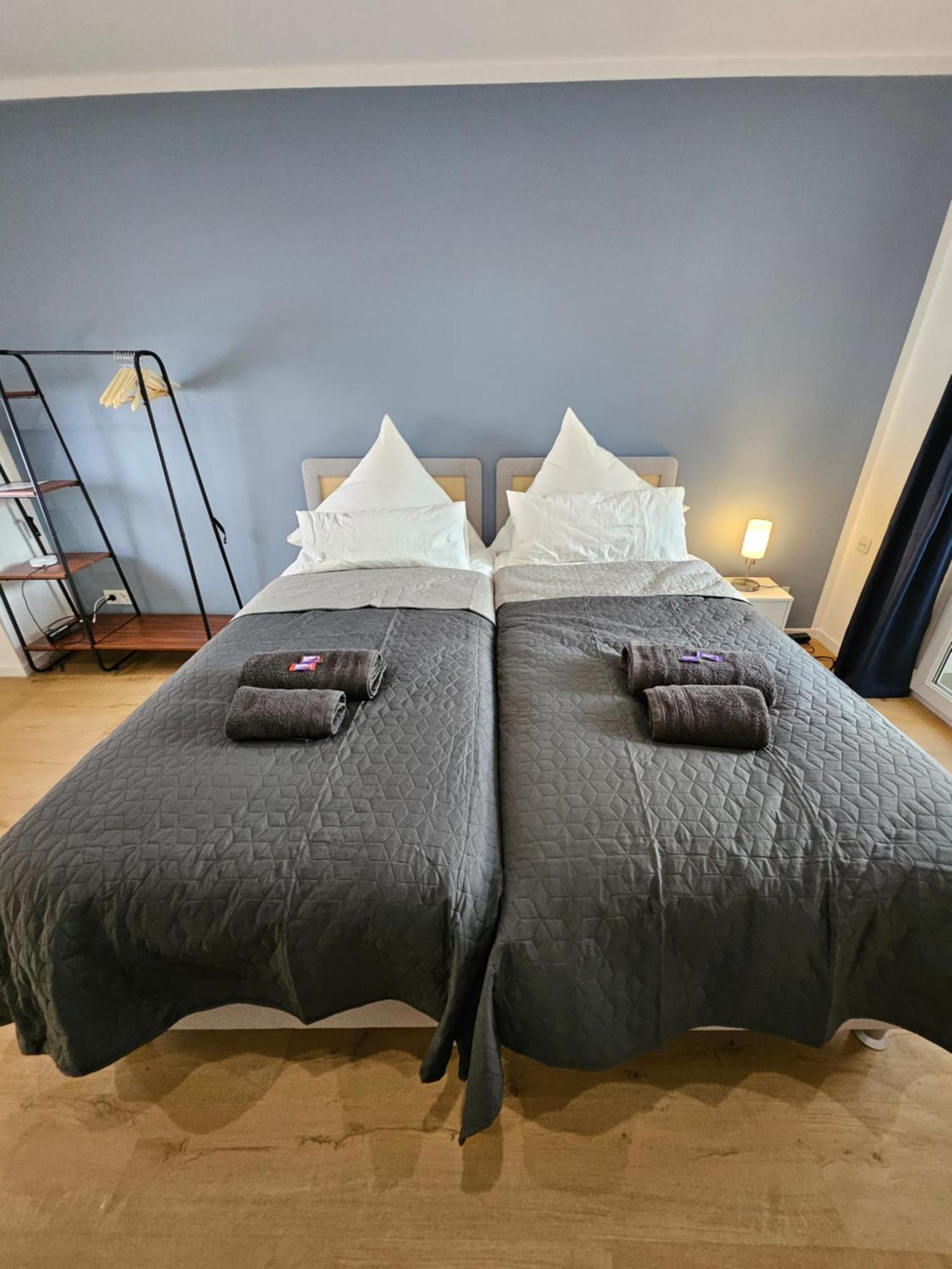 Modern Homes - Voll Ausgestatte Wohnung - Balkon - Hotelbetten - 4K Tv - Wlan Moers Luaran gambar